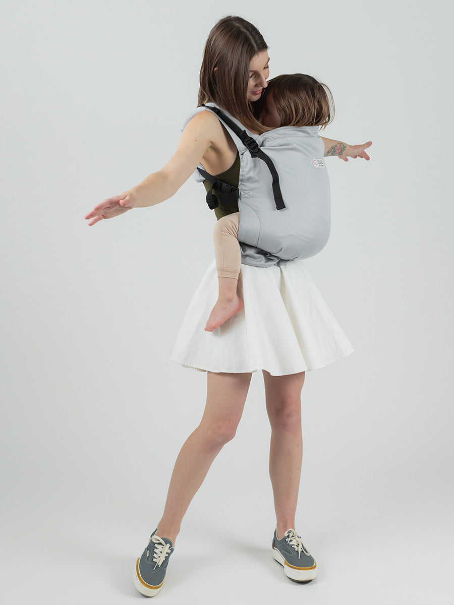 Isara Preschooler - Pearl Grey baby carrier in use, adjustable for 9 months to 8 years, compact and soft cotton | Babymaxi