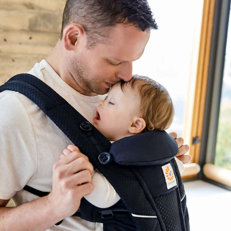 Ergobaby Omni Breeze - Onyx Black baby carrier in use, providing comfort and breathability for parent and child | Babymaxi
