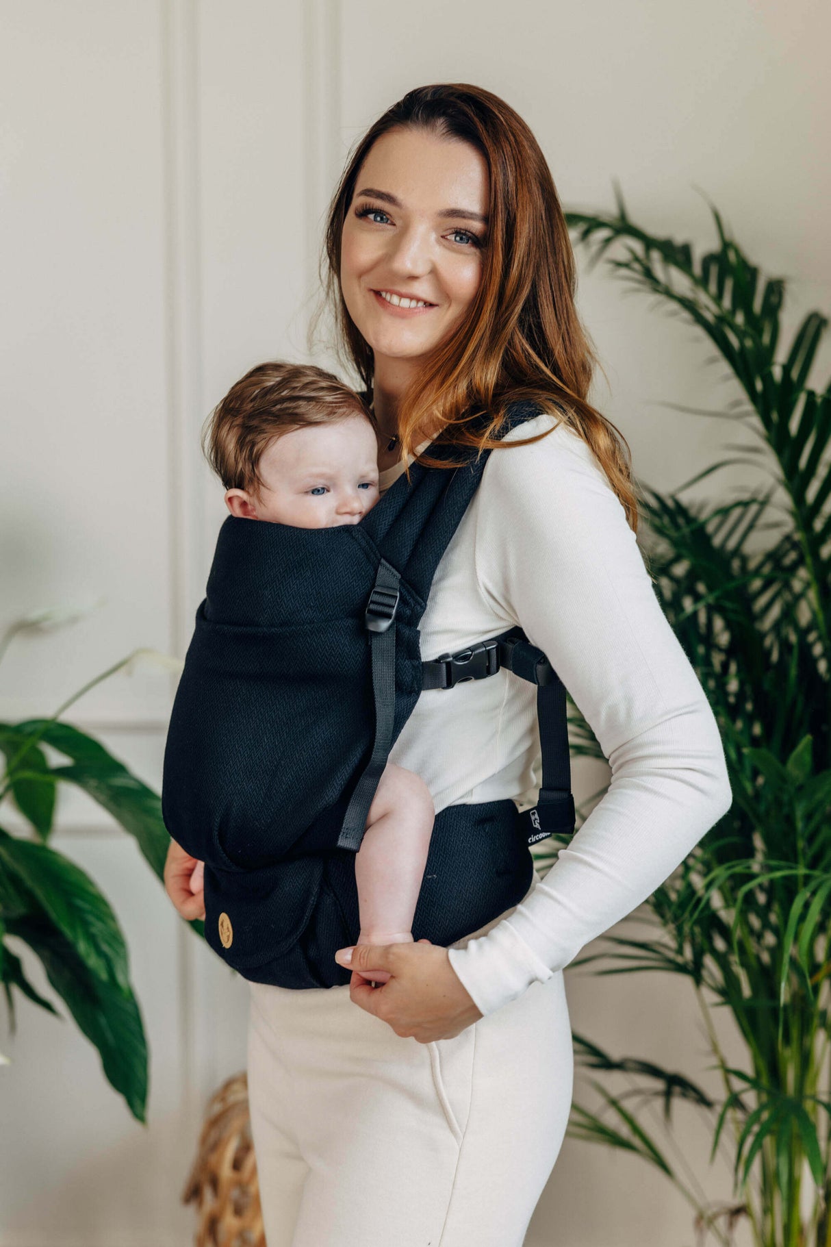 LennyLamb LennyLight - Ebony Black adjustable baby carrier with baby, perfect for newborn to toddler, stylish and compact | Babymaxi