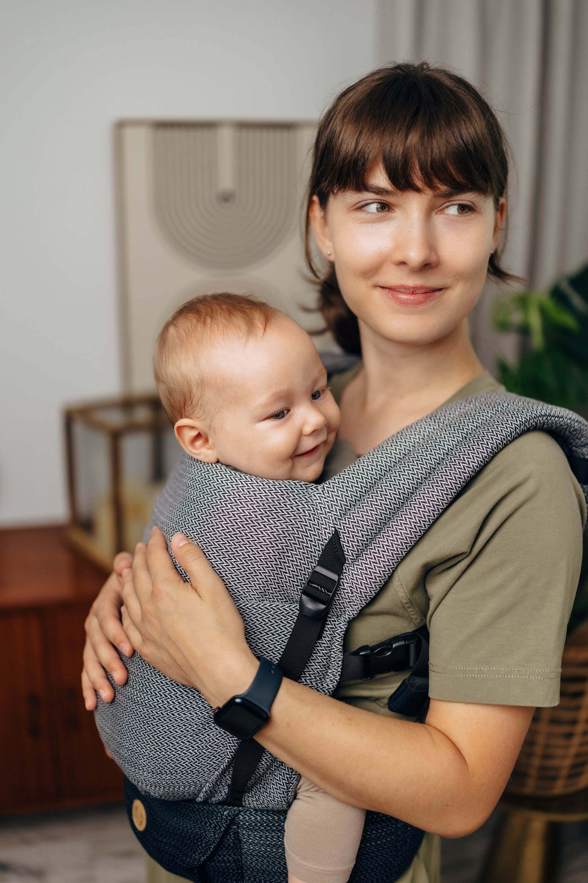 LennyLamb LennyLight - Little Herringbone Ombre Grey baby carrier with a smiling baby, lightweight and adjustable, perfect fit for infants | Babymaxi