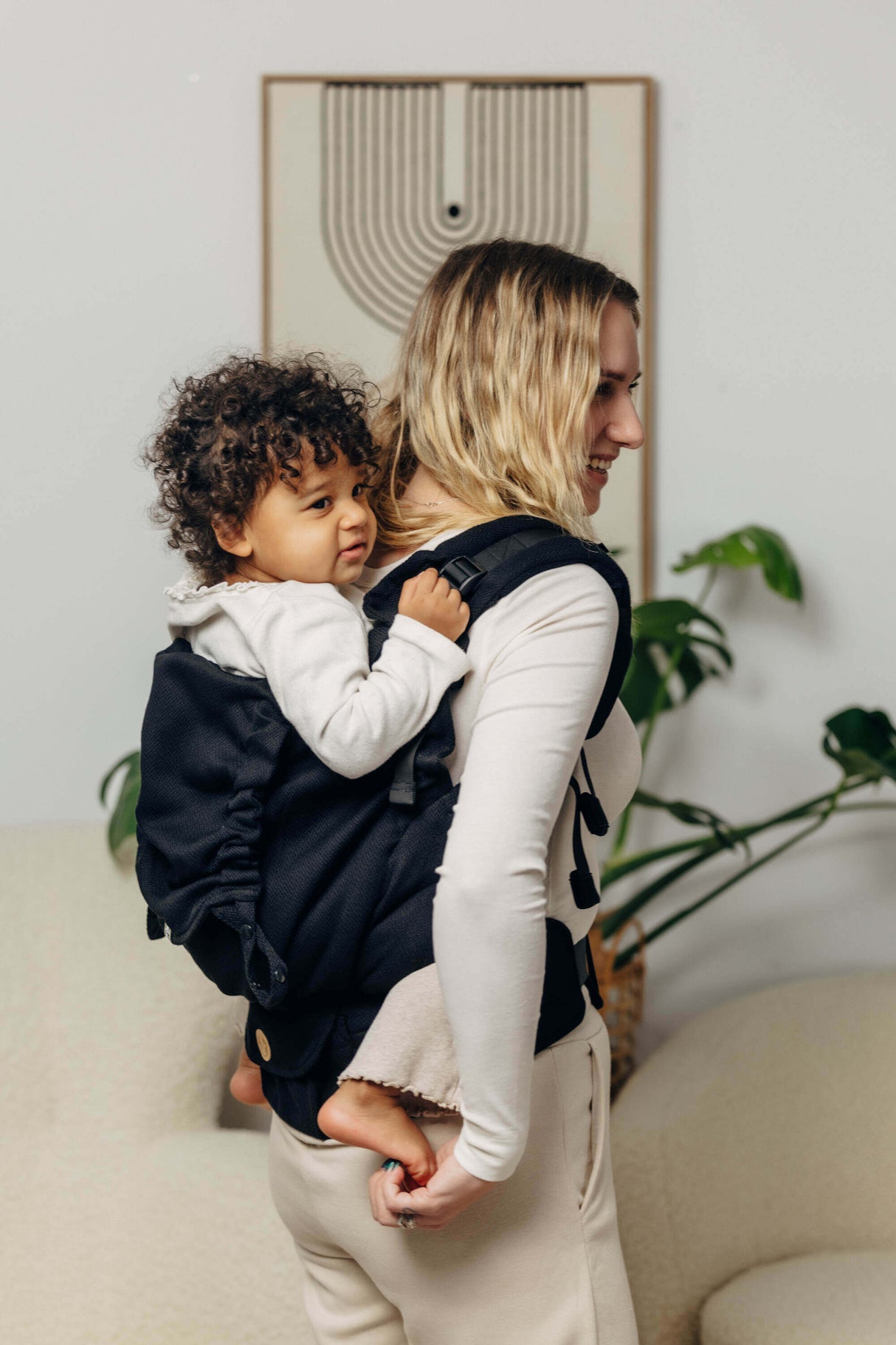 Mom and toddler using LennyLamb LennyPreschool (up to 30kg) - Little Herringbone Ebony Black baby carrier | Babymaxi