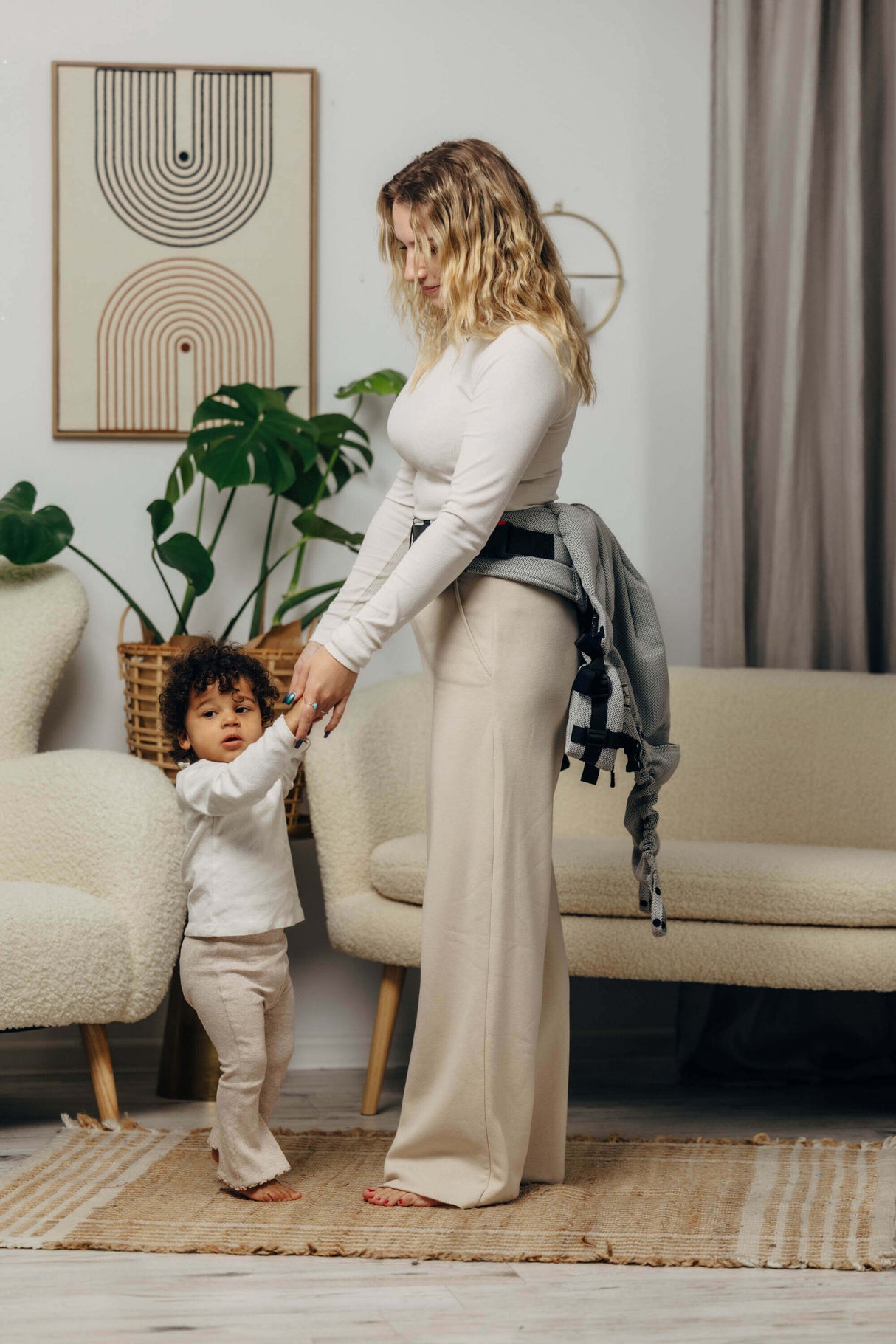 LennyLamb LennyPreschool (up to 30kg) - Little Herringbone Grey toddler carrier in use by parent and child | Babymaxi