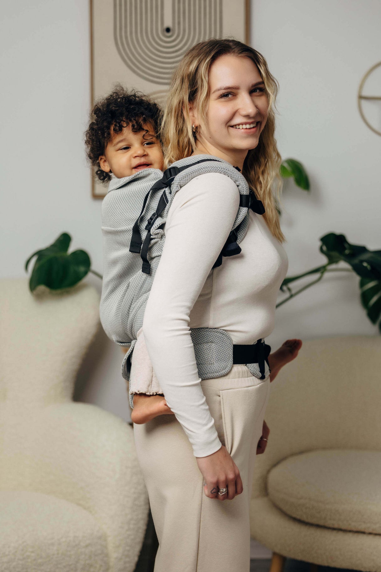 LennyLamb LennyPreschool (up to 30kg) - Little Herringbone Grey adjustable carrier for toddlers and preschoolers | Babymaxi