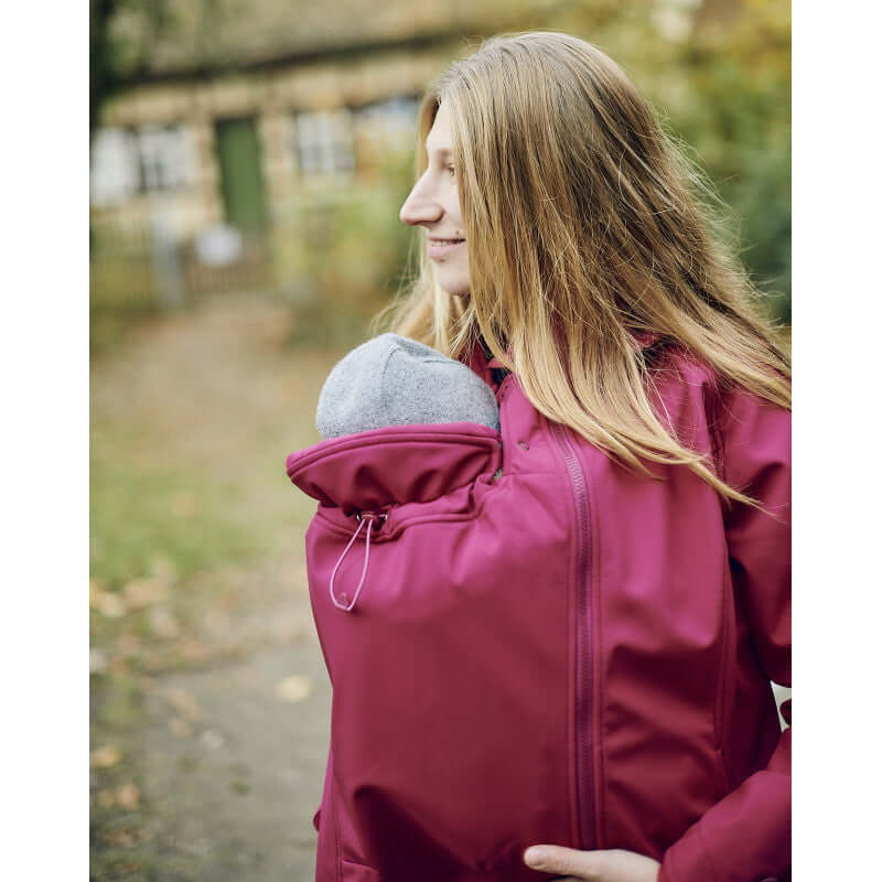 Woman wearing Mamalila Softshell Babywearing Jacket Allrounder - Berry with baby in front | Babymaxi