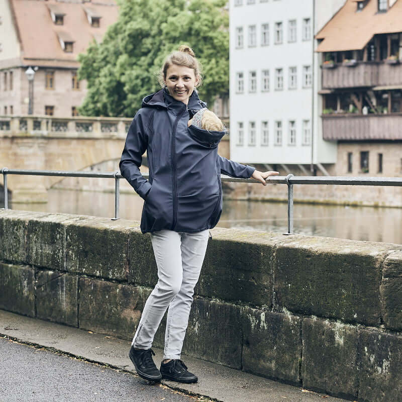 Mamalila Softshell Babywearing Jacket Allrounder - Navy worn by mom with baby, stylish and functional for all seasons | Babymaxi