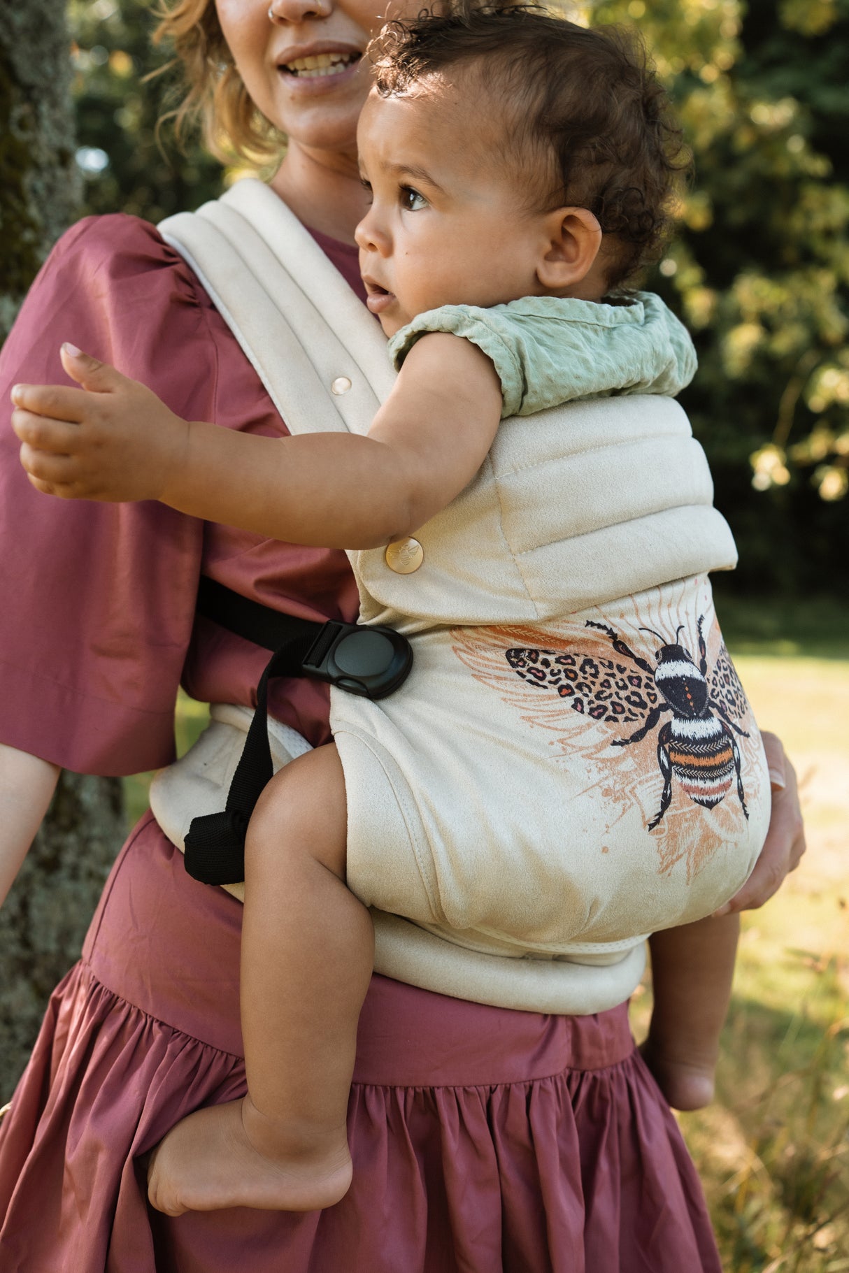 Nomad Air Hexa Bee baby carrier product detail highlighting design and material quality