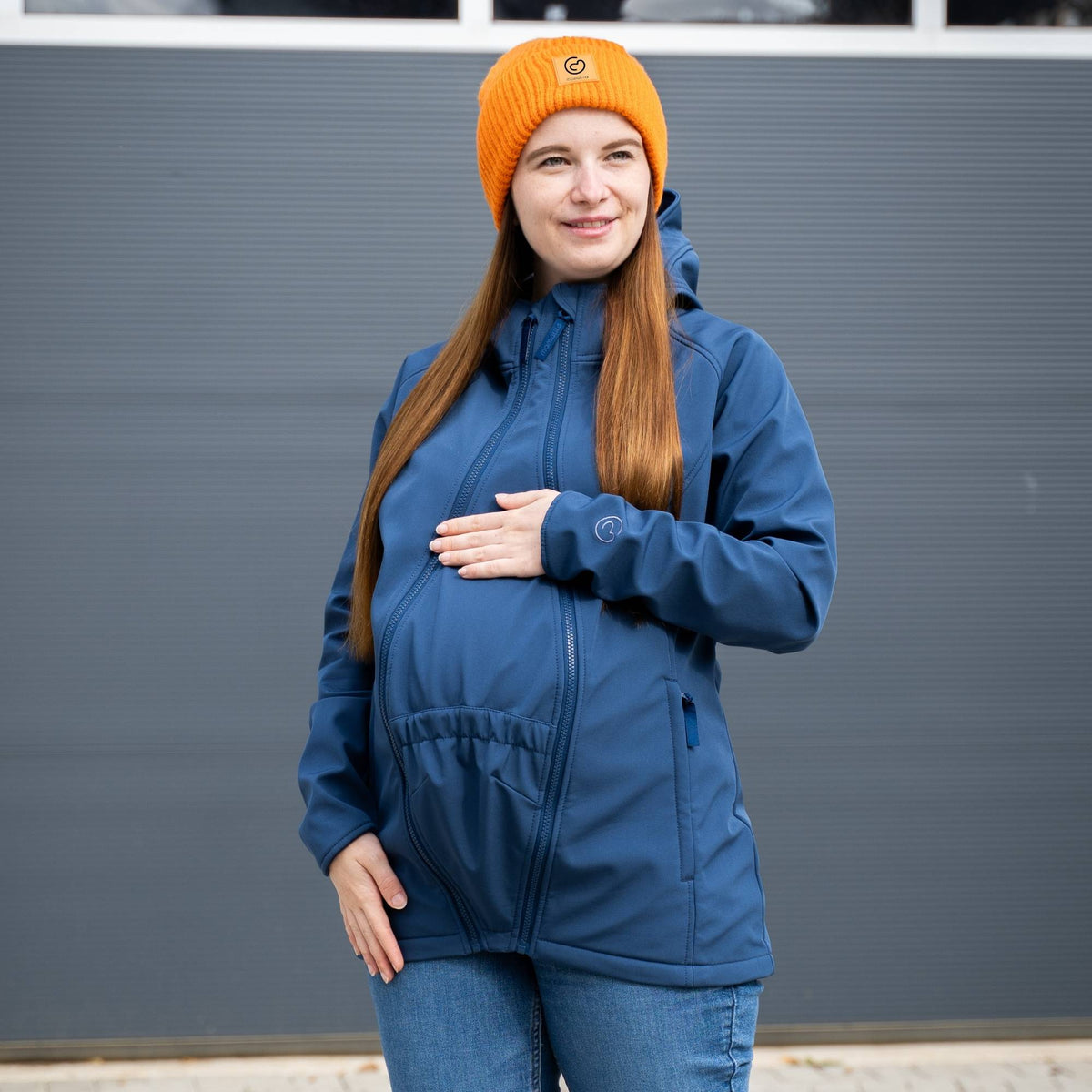 Mamalila Softshell Babywearing Jacket Allrounder Fit Navy, pregnant woman wearing maternity jacket, front view