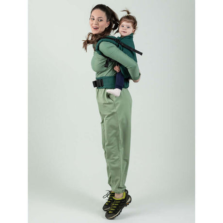 Mom using Isara Preschooler (up to 30kg) - Evergreen Linen baby carrier on back, smiling with child | Babymaxi