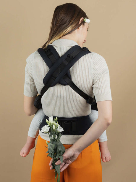 Isara Preschooler (up to 30kg) - Noire adjustable baby carrier with child on back | Babymaxi