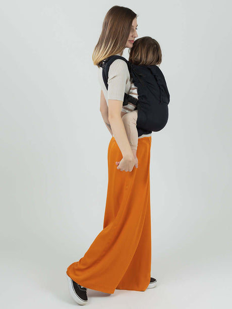 Isara Preschooler (up to 30kg) - Noire baby carrier front view with child, adjustable for 9 months to 8 years | Babymaxi