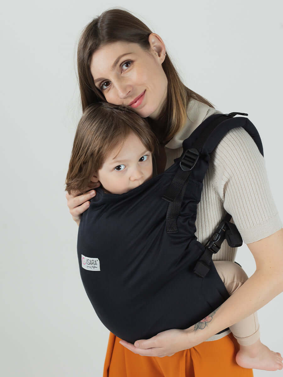 Isara Preschooler (up to 30kg) - Noire baby carrier with adjustable straps, carrying a child comfortably | Babymaxi