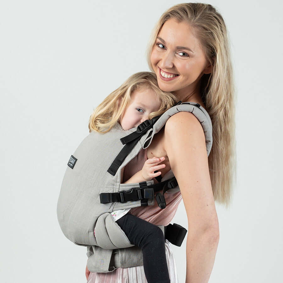 Isara The One - Misty Linen baby carrier in sage green with a smiling mother and child | Babymaxi