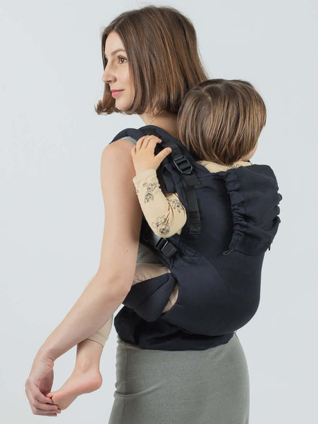 Isara The One - Noire ergonomic baby carrier shown with a parent carrying a child, adaptable for all body types | Babymaxi