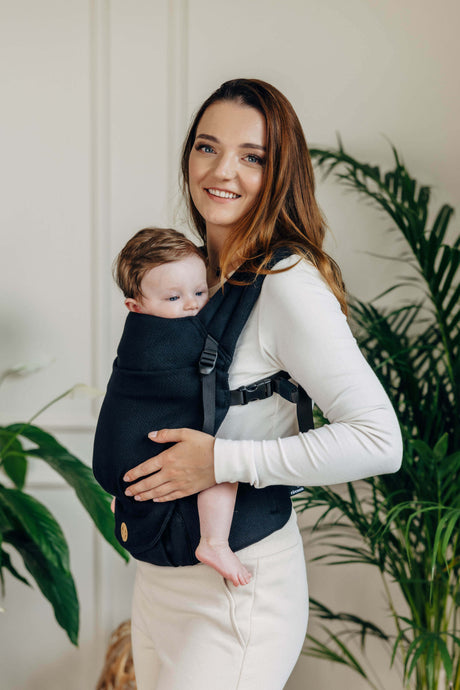 LennyLamb LennyLight - Ebony Black baby carrier in use, stylish front carry with adjustable features | Babymaxi