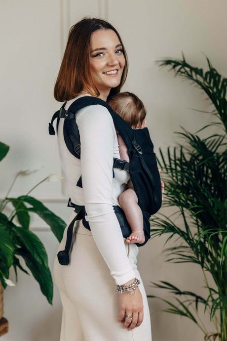 LennyLamb LennyLight - Ebony Black baby carrier in use, showcasing adjustable design for newborns to toddlers | Babymaxi