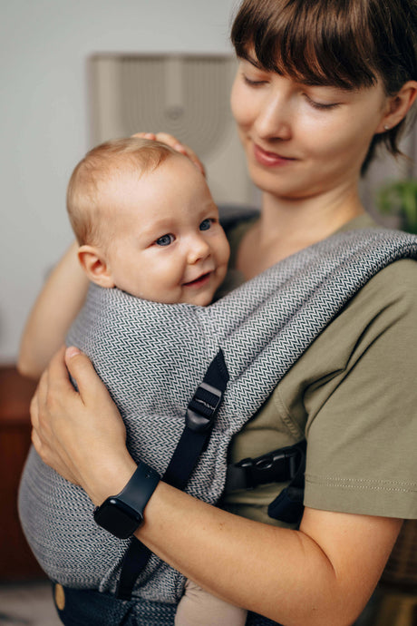 LennyLamb LennyLight - Little Herringbone Ombre Grey baby carrier, lightweight and adjustable, mom with smiling baby | Babymaxi
