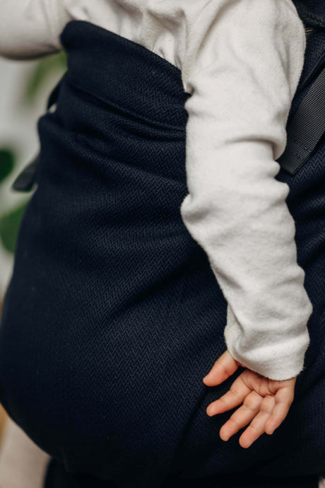 LennyLamb LennyPreschool (up to 30kg) - Little Herringbone Ebony Black toddler carrier in use with a child | Babymaxi