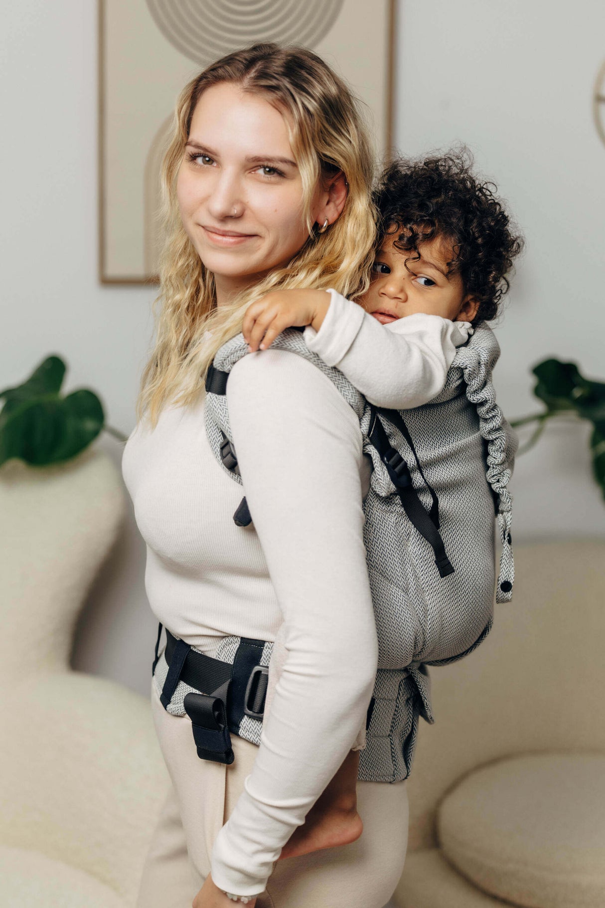 LennyLamb LennyPreschool (up to 30kg) - Little Herringbone Grey carrier with toddler, ergonomic design | Babymaxi