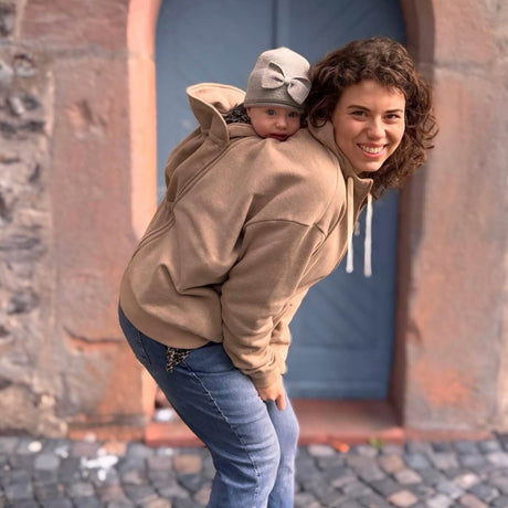 Mamalila Babywearing Hoodie London - Sand with a happy parent and baby, ideal for comfort and flexible babywearing | Babymaxi