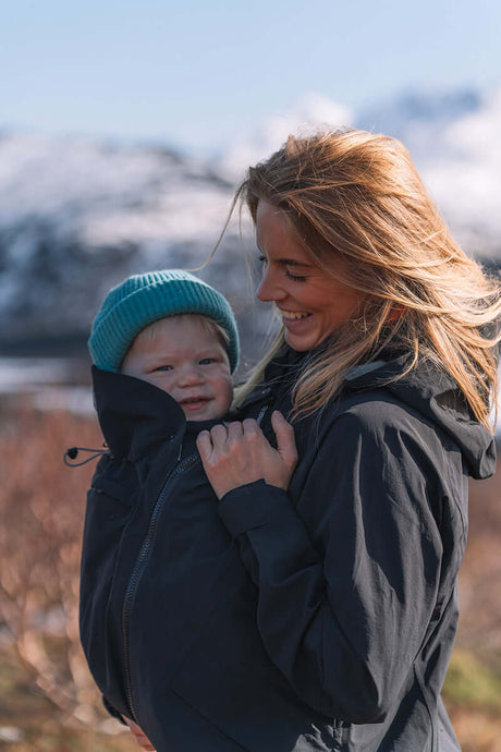 Mamalila Explorer Outdoor Baby Carrier Shell Jacket - Black in use with mother and baby in nature | Babymaxi