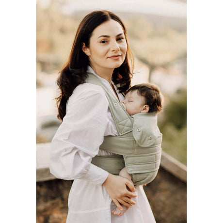 Marsupi Breeze - Pistachio baby carrier in use, featuring ergonomic design and Velcro system for easy carrying | Babymaxi