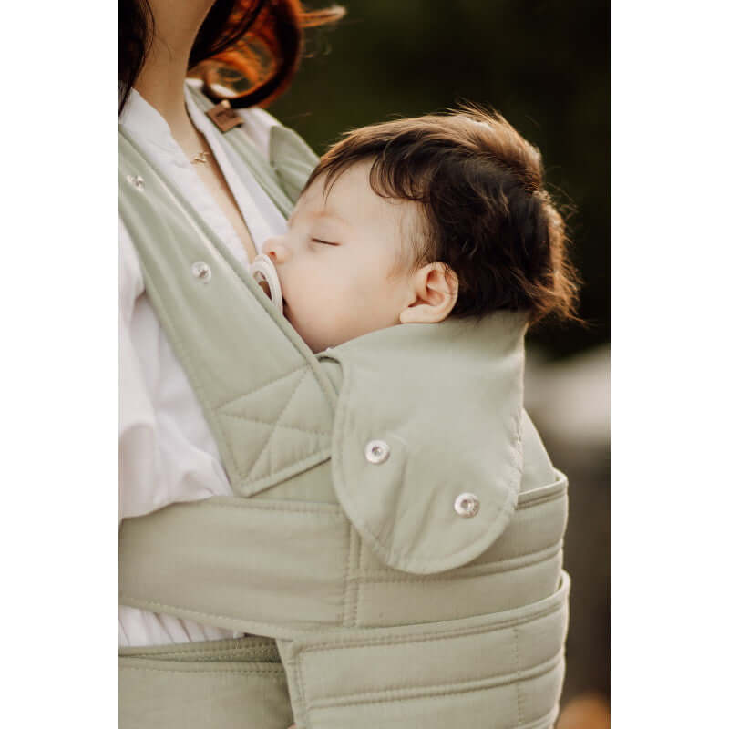 Marsupi Breeze - Pistachio baby carrier with sleeping baby, ergonomic design, easy Velcro system | Babymaxi