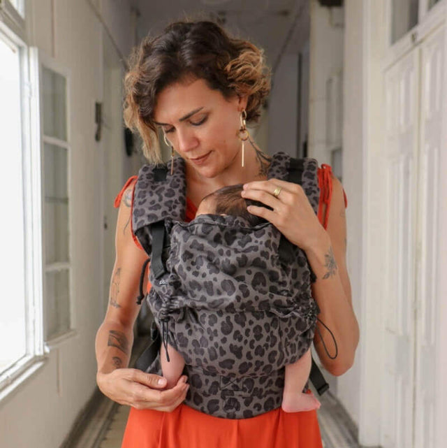 Neko Switch Baby Size - Pars carrier in use, providing safe and ergonomic support for babies | Babymaxi