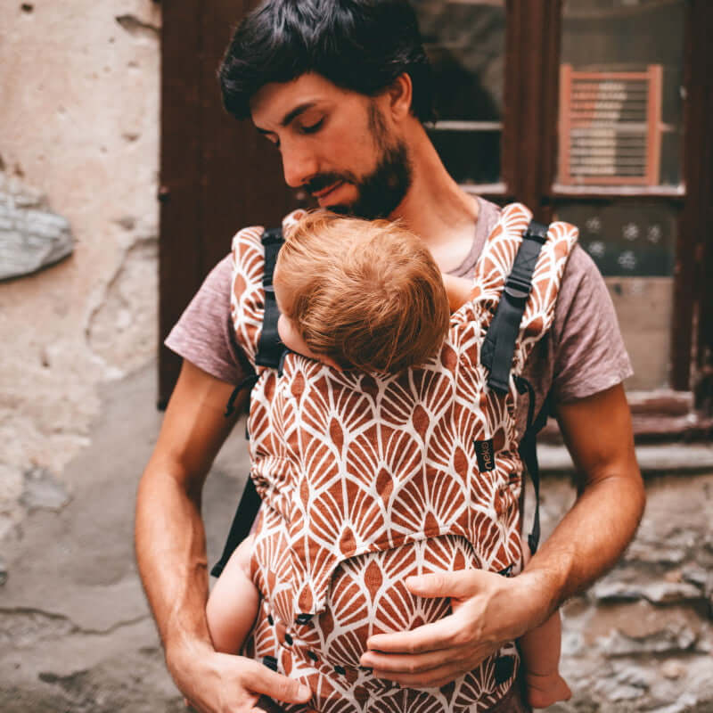 Neko Switch Toddler - Mocha carrier with baby, ergonomic design for comfort and support | Babymaxi