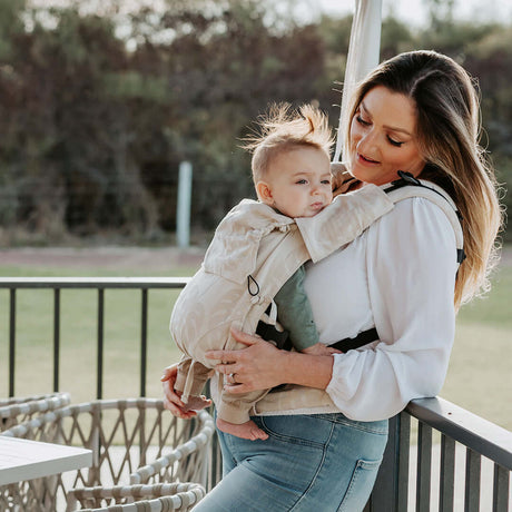 Mom with baby in Quokkababy E-Carrier - Taupe Leaves, showcasing ergonomic design and comfort for outdoor activities | Babymaxi